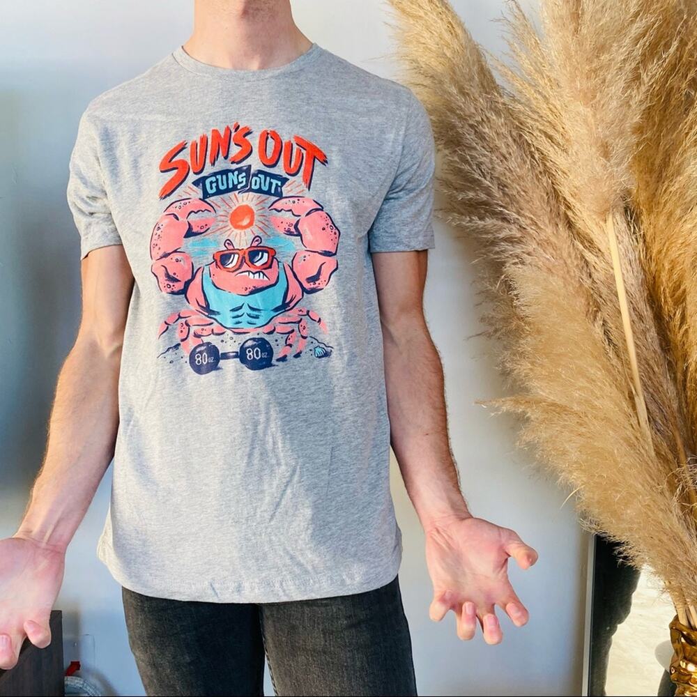 NEW MENS Grey Short Sleeve Tee Shirt Suns Out Guns Out Graphic Screen T-Shirt M
